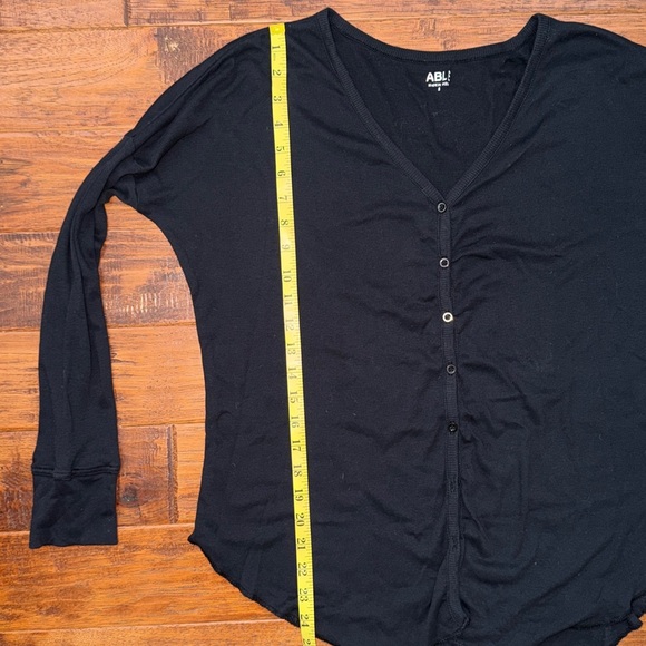 Able Clothing FashionABLE Julia Anywhere Button Up Top, Small - Picture 12 of 13